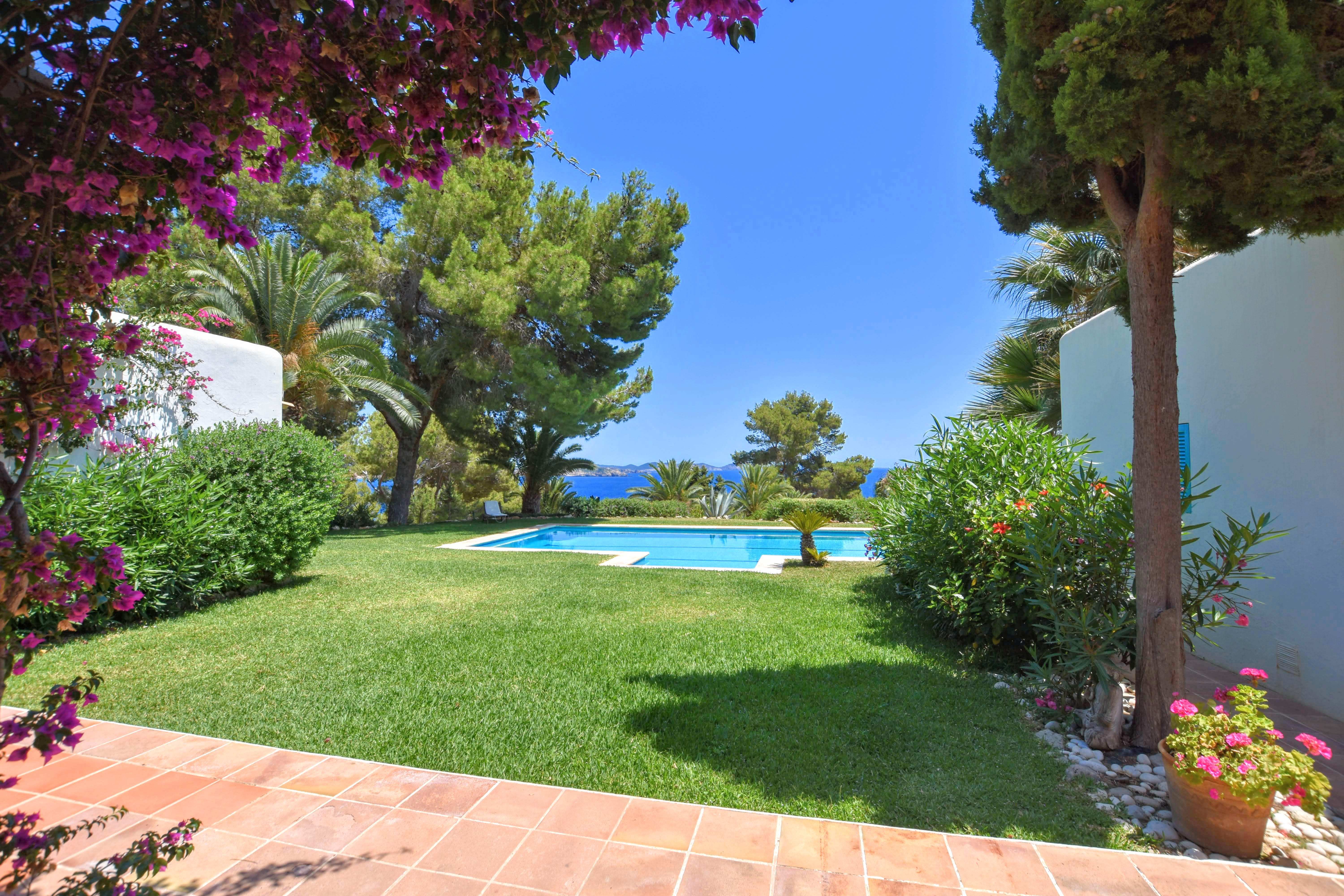 Unglaubliches Haus im traditionellen Stil mit Blick auf das Meer und Formentera