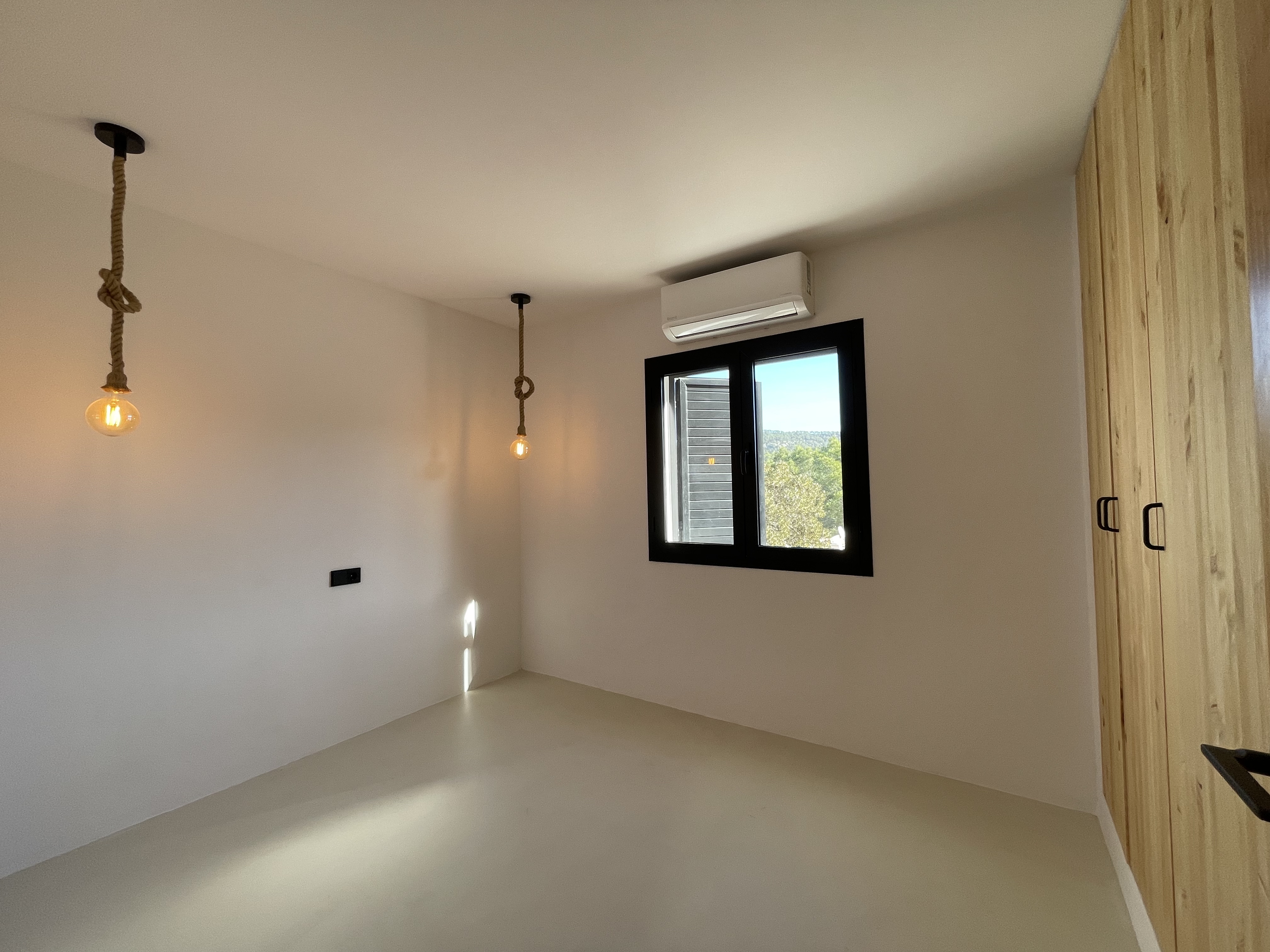 Beautiful newly renovated apartment 2min walk from the beach